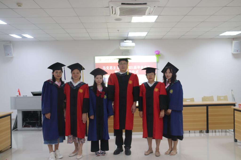 毕业生与导师合影留念