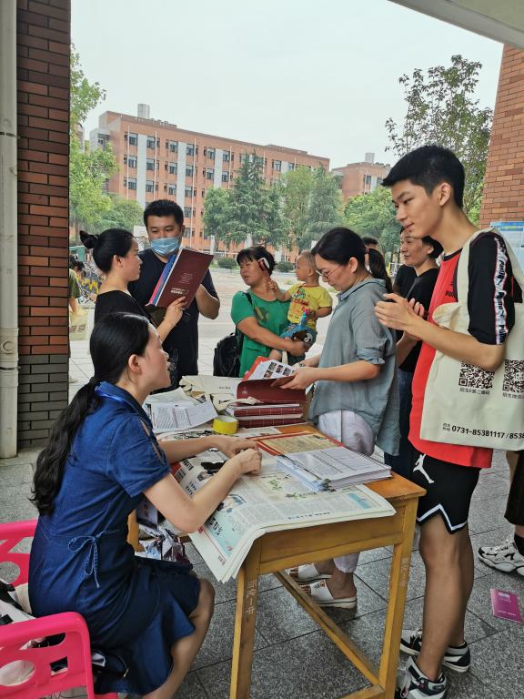 在新化一中招生宣传