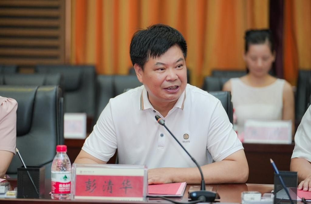 我校副校长彭清华主持仪式