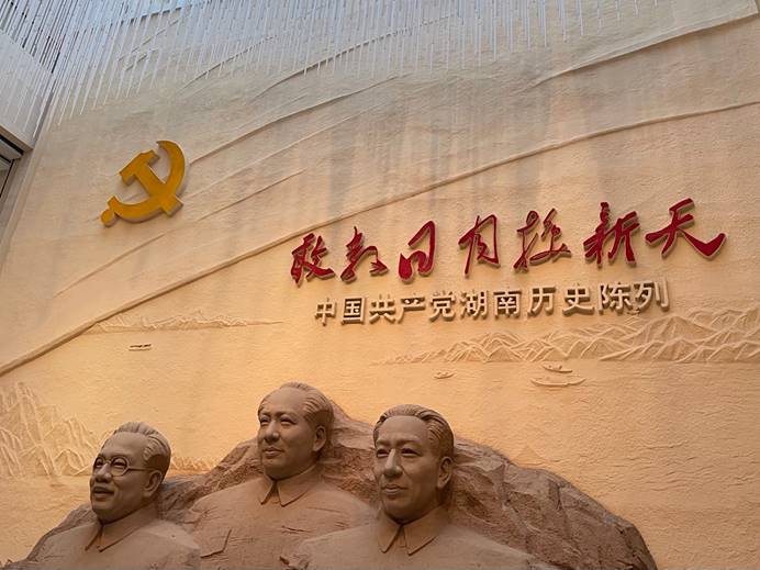 图片包含 人, 女人, 建筑, 人们描述已自动生成