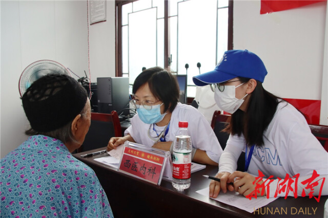 半岛手机版官网登录
医学院师生在茨岩塘树溪村开展社会实践活动
