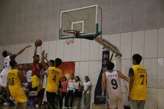 中医学院首届“新生杯”篮球赛开幕式圆满成功